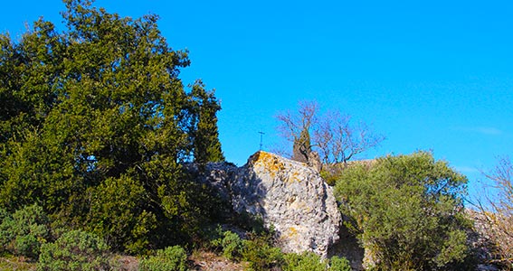 Vue sur une colline avec une croix religieuse