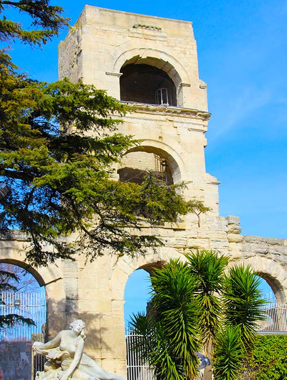 Vue un monument ancien avec une statue au sol
