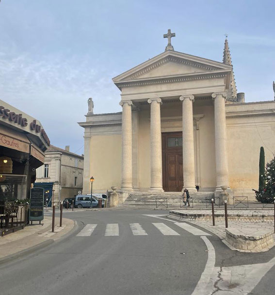 Eglise avec des colonnes à l'entrée dans le sud de la france